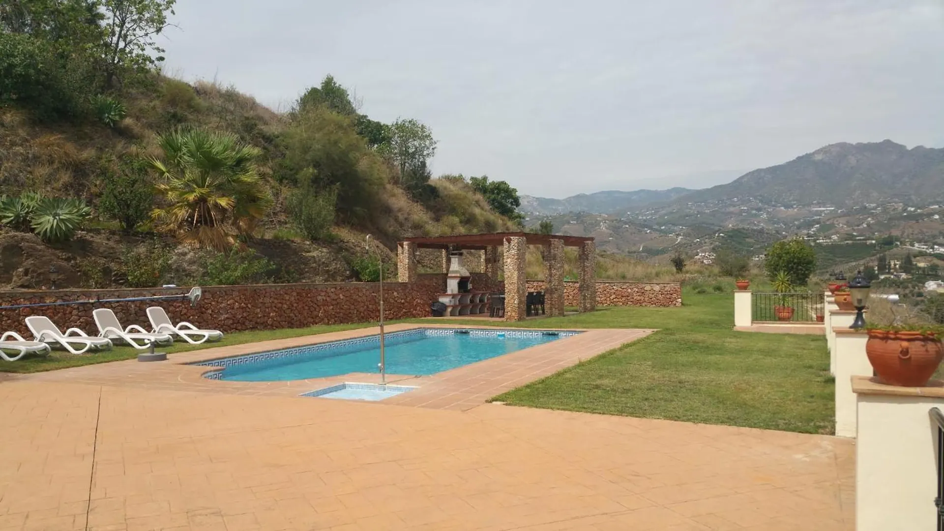 Delightful Spacious 2 Bed Apartment In Nerja